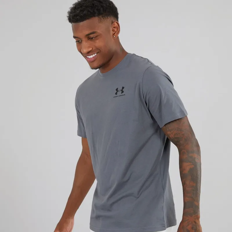 Clearance Herre UA Sportstyle T-shirt med kort ærme og venstre brystlomme Castlerock/Sort Træning|T-Shirts Og Undertrøjer